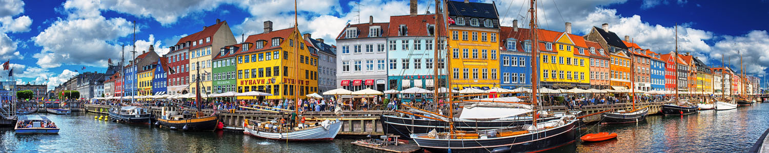 Bunte Häuser an einem Fluss und Boote - Symbolbild für den Express Versand nach Dänemark